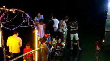 Loy Kratong Festivali su yüzeyine yansıyan ışık, bazı kanıtlara göre Buda 'nın Namtha Mahanathi Nehri kıyısındaki ayak izlerine tapıyor.