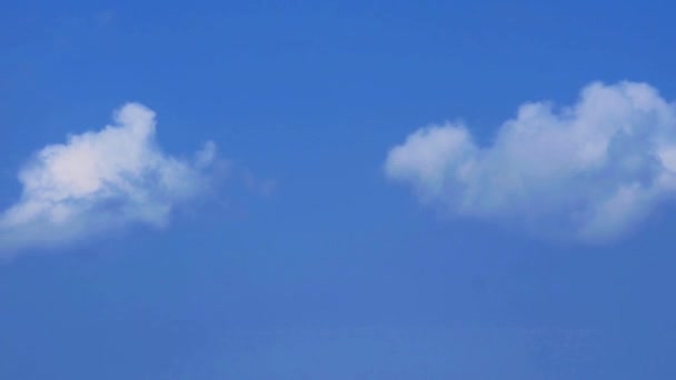 澄んだ青い空白い雲の時間の経過 — ストック動画