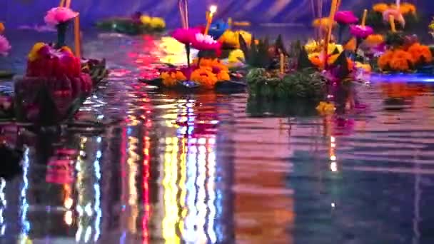 Loy Kratong Festival reflexní světlo na vodní hladině, Některé důkazy jsou považovány za uctívání Buddhovy stopy na břehu řeky Namtha Mahanathi — Stock video