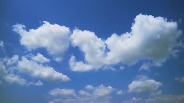 Белое облако синего неба в зимнее время — стоковое видео