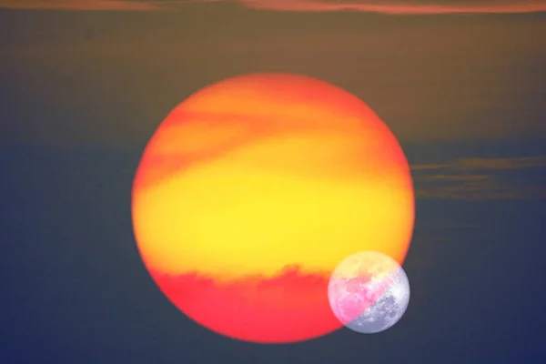 Красивая Полная Луна Ночном Небе Блик Красному Желтому Закату Стекле — стоковое фото