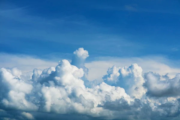 純粋な青空巨大な白い雲と太陽の光と天の柔らかい雲 — ストック写真