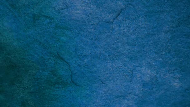 4K gota de chuva em granito duro pesado superfície de pedra azul escuro de caverna para interior papel de parede fundo — Vídeo de Stock
