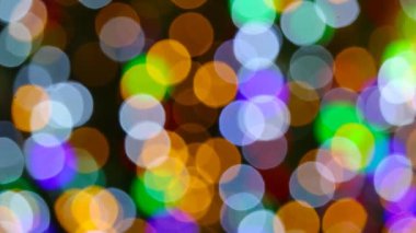 Alışveriş merkezi ve restoran bahçesindeki bulanık ve bokeh renkli gece ışığına yakın.