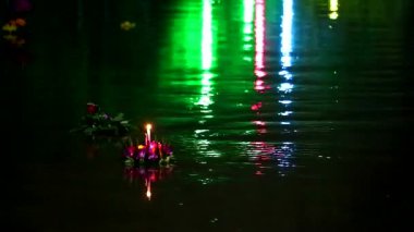 Loy Kratong Festivali göldeki suya yansıyan ışık, bazı kanıtların Buda 'nın Namtha Mahanathi Nehri kıyısındaki ayak izlerine taptığına inanılıyor.