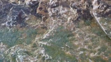İçerideki duvar kağıtlarının taşınması için mağaranın mineral ve sert granit taş yüzeyine ağır yağmur damlası