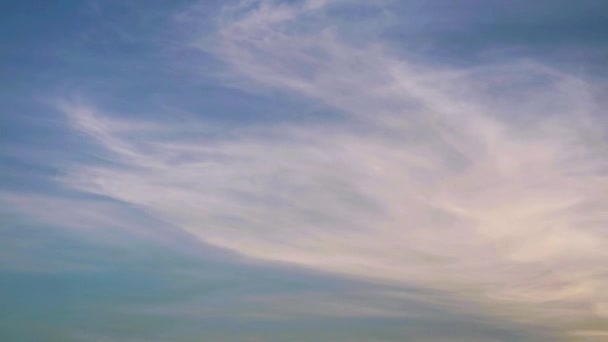 Grijze en donkerblauwe lucht witte wolk tijd verval in het winterseizoen — Stockvideo