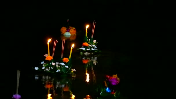 Loy Kratong Festival reflexní světlo na vodě v jezeře, Některé důkazy jsou považovány za uctívání Buddhovy stopy na břehu řeky Namtha Mahanathi — Stock video