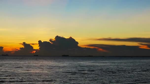 Zonsondergang aan de donkere hemel en reflectie zonlicht met weinig op het zeeoppervlak — Stockvideo