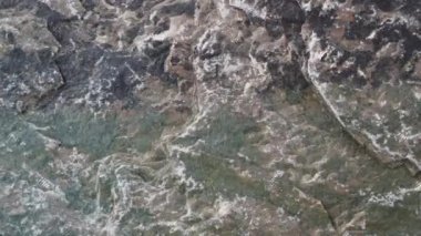İç duvar kağıtları için mağaranın mineral ve sert granit taş yüzeyine yağmur damlası