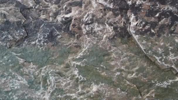 Eső csepp ásványi és kemény nehéz gránit kő felület barlang belső tapéta mozgó háttér — Stock videók