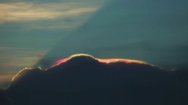 Kara bulutun tepesindeki yanardöner pileus bulutu gökyüzünde nadir görülen bir olgudur.