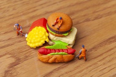 Sağlıksız beslenme kavramı ile kaybetmek minyatür insanlar ve fast food