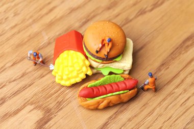 Sağlıksız beslenme kavramı ile kaybetmek minyatür insanlar ve fast food