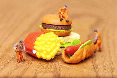 Sağlıksız beslenme kavramı ile kaybetmek minyatür insanlar ve fast food