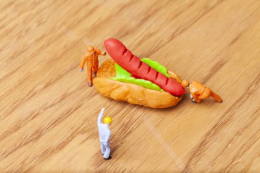 Sağlıksız beslenme kavramı ile kaybetmek minyatür insanlar ve fast food