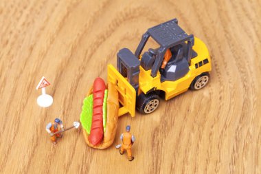 Sağlıksız beslenme kavramı ile kaybetmek minyatür insanlar ve fast food