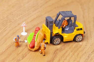 Sağlıksız beslenme kavramı ile kaybetmek minyatür insanlar ve fast food