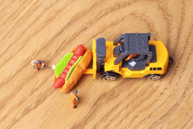 Sağlıksız beslenme kavramı ile kaybetmek minyatür insanlar ve fast food