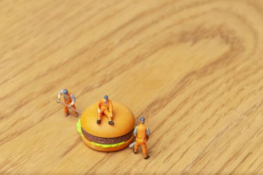 Sağlıksız beslenme kavramı ile kaybetmek minyatür insanlar ve fast food