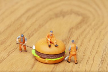 Sağlıksız beslenme kavramı ile kaybetmek minyatür insanlar ve fast food