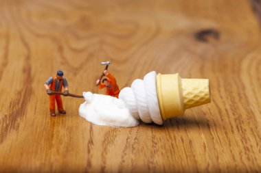 İş öğle yemeği kavramı ile kaybetmek minyatür insanlar ve ofis malzemeleri. 