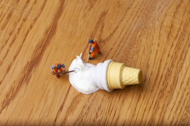 İş öğle yemeği kavramı ile kaybetmek minyatür insanlar ve ofis malzemeleri. 