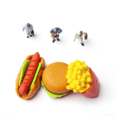 Sağlıksız beslenme kavramı ile kaybetmek minyatür insanlar ve fast food.