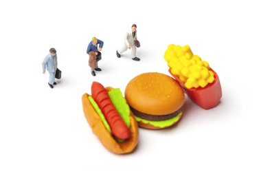 Sağlıksız beslenme kavramı ile kaybetmek minyatür insanlar ve fast food.