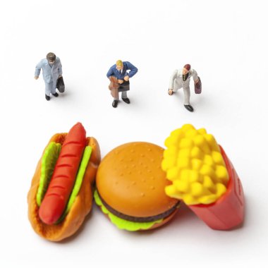 Sağlıksız beslenme kavramı ile kaybetmek minyatür insanlar ve fast food.