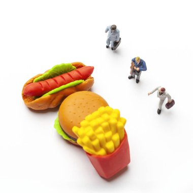 Sağlıksız beslenme kavramı ile kaybetmek minyatür insanlar ve fast food.