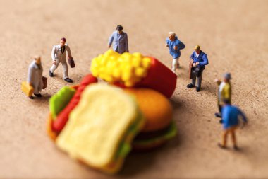 Sağlıksız beslenme kavramı ile kaybetmek minyatür insanlar ve fast food