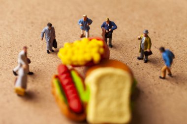 Sağlıksız beslenme kavramı ile kaybetmek minyatür insanlar ve fast food