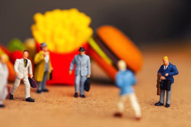 Sağlıksız beslenme kavramı ile kaybetmek minyatür insanlar ve fast food