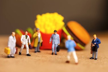 Sağlıksız beslenme kavramı ile kaybetmek minyatür insanlar ve fast food