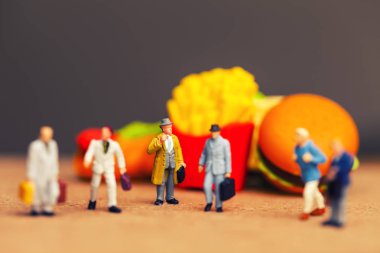 Sağlıksız beslenme kavramı ile kaybetmek minyatür insanlar ve fast food