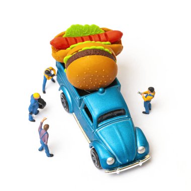 İş öğle yemeği kavramı ile minyatür fast food ve Volkswagen Beetle araba kadar kaybetmek, yakın çekim. 