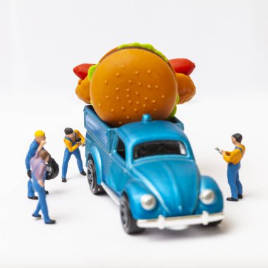 İş öğle yemeği kavramı ile minyatür fast food ve araba kadar kaybetmek, yakın çekim.