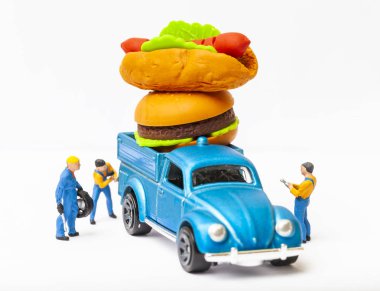 İş öğle yemeği kavramı ile minyatür fast food ve araba kadar kaybetmek, yakın çekim.