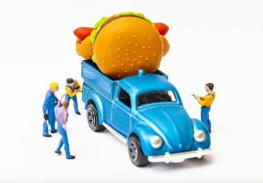 İş öğle yemeği kavramı ile minyatür fast food ve araba kadar kaybetmek, yakın çekim.