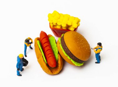 Sağlıksız beslenme kavramı ile kaybetmek minyatür insanlar ve fast food. 