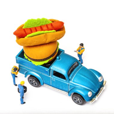 İş öğle yemeği kavramı ile minyatür fast food ve araba kadar kaybetmek, yakın çekim.