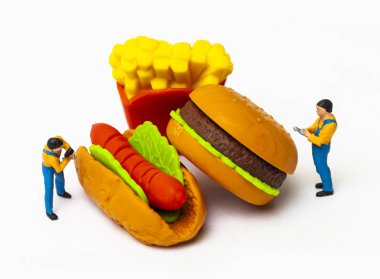 Sağlıksız beslenme kavramı ile kaybetmek minyatür insanlar ve fast food. 