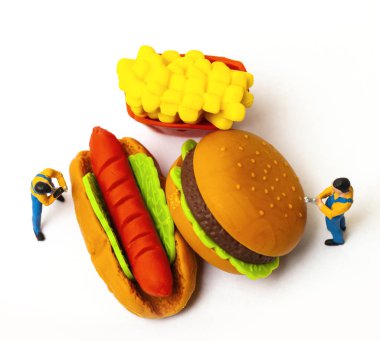 Sağlıksız beslenme kavramı ile kaybetmek minyatür insanlar ve fast food. 