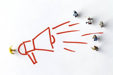 Minyatür insanlar megafon ile kağıt üzerinde. Herhangi bir sorun için toplu bir çözüm kavramı.