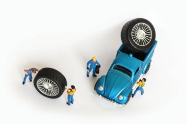 Atölye lastik uydurma kavramı. Tozlu oyuncak araba tekerleği, tamir minyatür mekaniği yakın çekim.