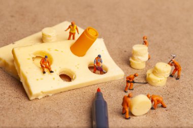 Minyatür insanlar ve peynir kadar kaybetmek kavramı ile yemek