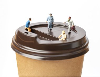 Bir fincan kahve arka plan iş kavramı kullanarak üzerinde oturan Minyatürler insanlar.