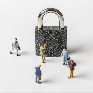 Herhangi bir sorun için toplu bir çözüm kavramı. Minyatür oyuncak işçi ve güvenlik anahtar kullanarak arka plan güvenlik sistemi, kesmek, iş kavramı.