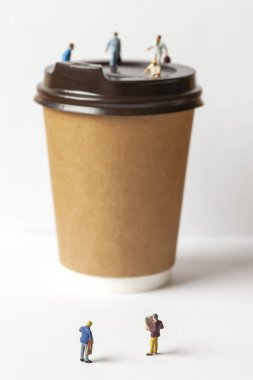 Bir fincan kahve arka plan iş kavramı kullanarak üzerinde oturan Minyatürler insanlar.